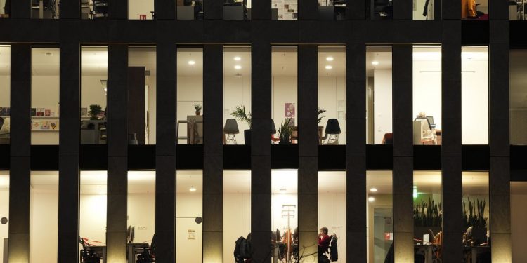 Organizational help: The key to worker dedication and well-being throughout the pandemic