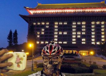 What coronavirus success of Taiwan and Iceland has in widespread