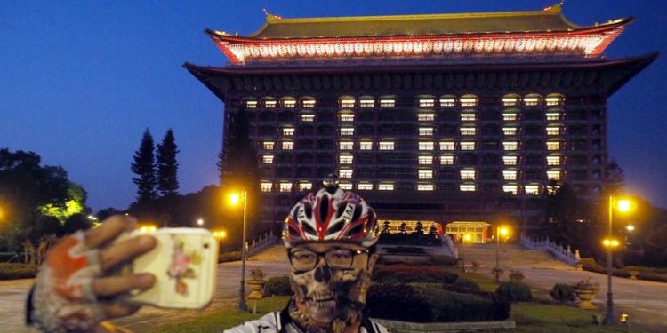 What coronavirus success of Taiwan and Iceland has in widespread