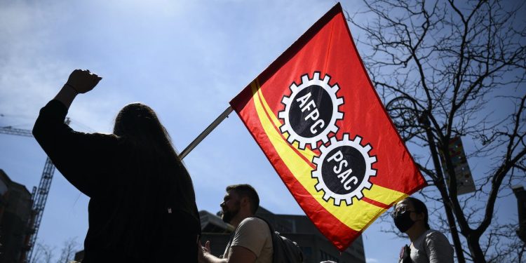 More cash for Canada’s public service employees received’t remedy an sad office