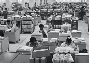 How will AI have an effect on staff? Tech waves of the previous present how unpredictable the trail could be