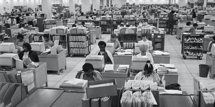 How will AI have an effect on staff? Tech waves of the previous present how unpredictable the trail could be