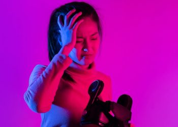 Virtual reality has negative side effects – new research shows that can be a problem in the workplace